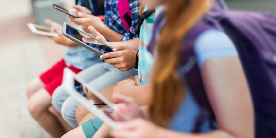 Tablets in Händen von Schulkindern