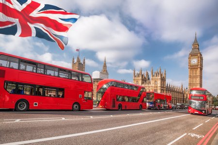 Rote Doppeldeckerbusse in London vor Big Ben