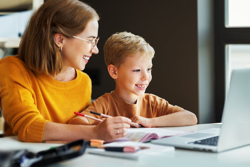 Mutter mit Sohn vor Laptop